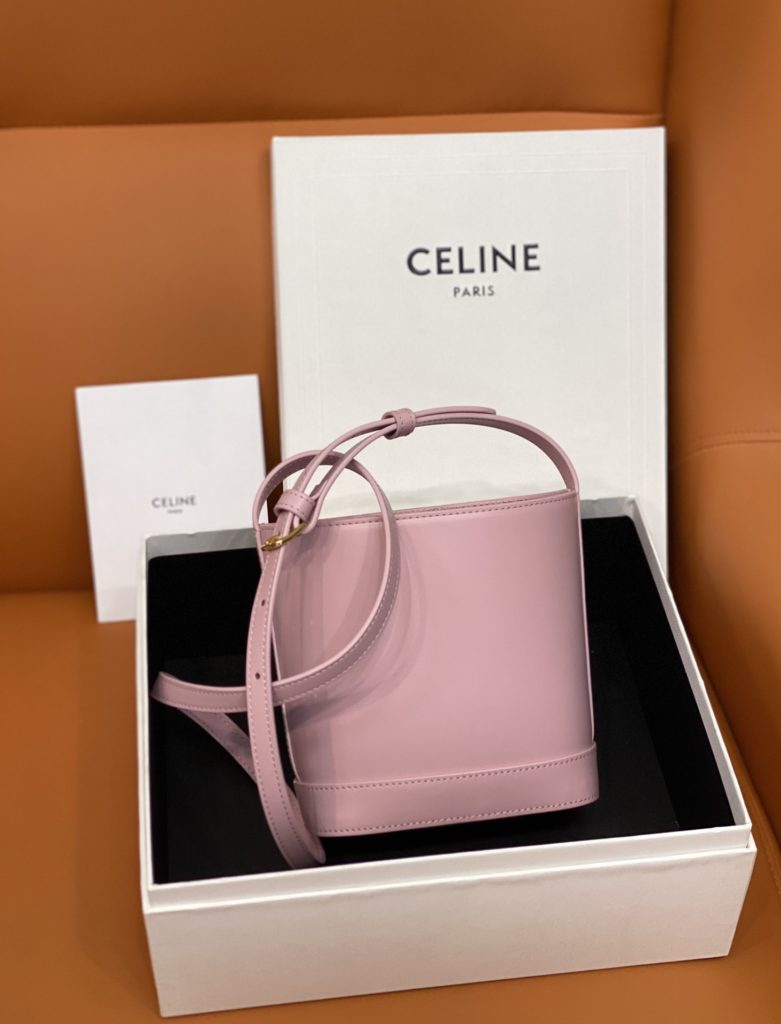 CELINE 2023 new CUIR TRIOMPHE mini cowhide bucket bag 10L433_ Pink with cow leather suede and cow leather lining This model can be loaded with large smart phone models such as PLUS ➕ Shoulder and back snap closure 1 main compartment inner card slot size: 19.5+16+7cm [with original gift box 🎁】