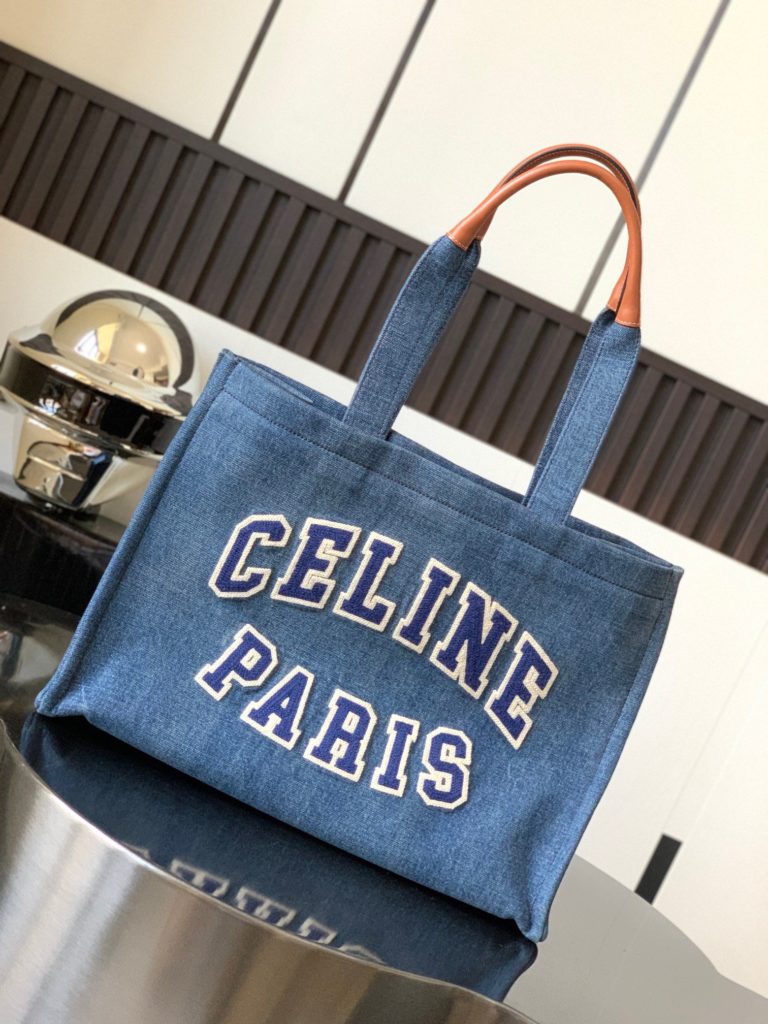 CELINE~22s denim embroidery Tote Cacbs denim Tote and summer are also too well matched 💙 A shopping bag that is essential for short journeys~a low-key and high-quality shopping bag~a typical large shopping bag that can fit well and carry well. Size: 41 × twenty-eight × 17cm