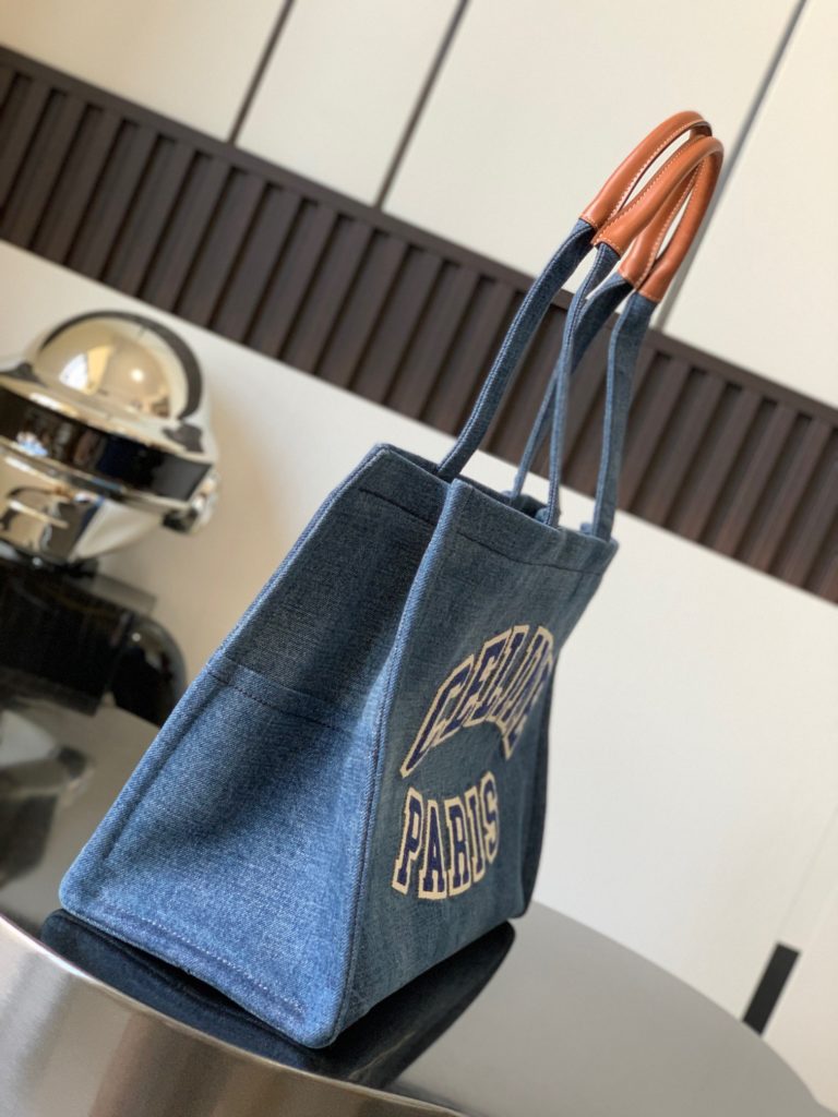 CELINE~22s denim embroidery Tote Cacbs denim Tote and summer are also too well matched 💙 A shopping bag that is essential for short journeys~a low-key and high-quality shopping bag~a typical large shopping bag that can fit well and carry well. Size: 41 × twenty-eight × 17cm