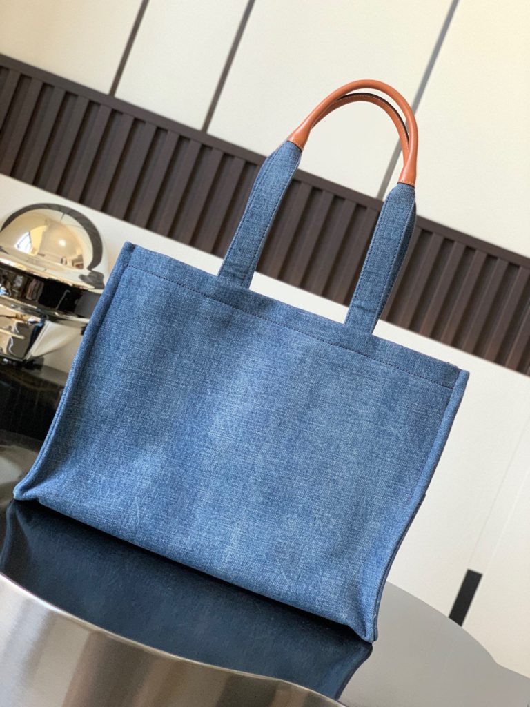 CELINE~22s denim embroidery Tote Cacbs denim Tote and summer are also too well matched 💙 A shopping bag that is essential for short journeys~a low-key and high-quality shopping bag~a typical large shopping bag that can fit well and carry well. Size: 41 × twenty-eight × 17cm