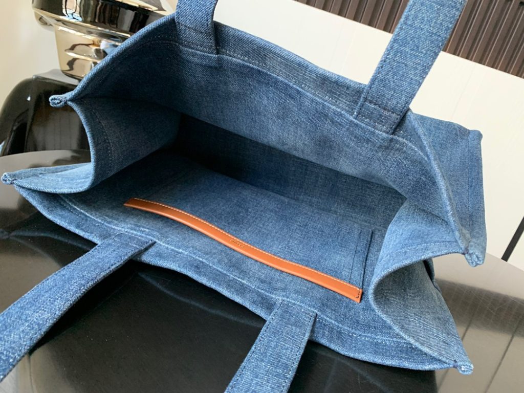 CELINE~22s denim embroidery Tote Cacbs denim Tote and summer are also too well matched 💙 A shopping bag that is essential for short journeys~a low-key and high-quality shopping bag~a typical large shopping bag that can fit well and carry well. Size: 41 × twenty-eight × 17cm