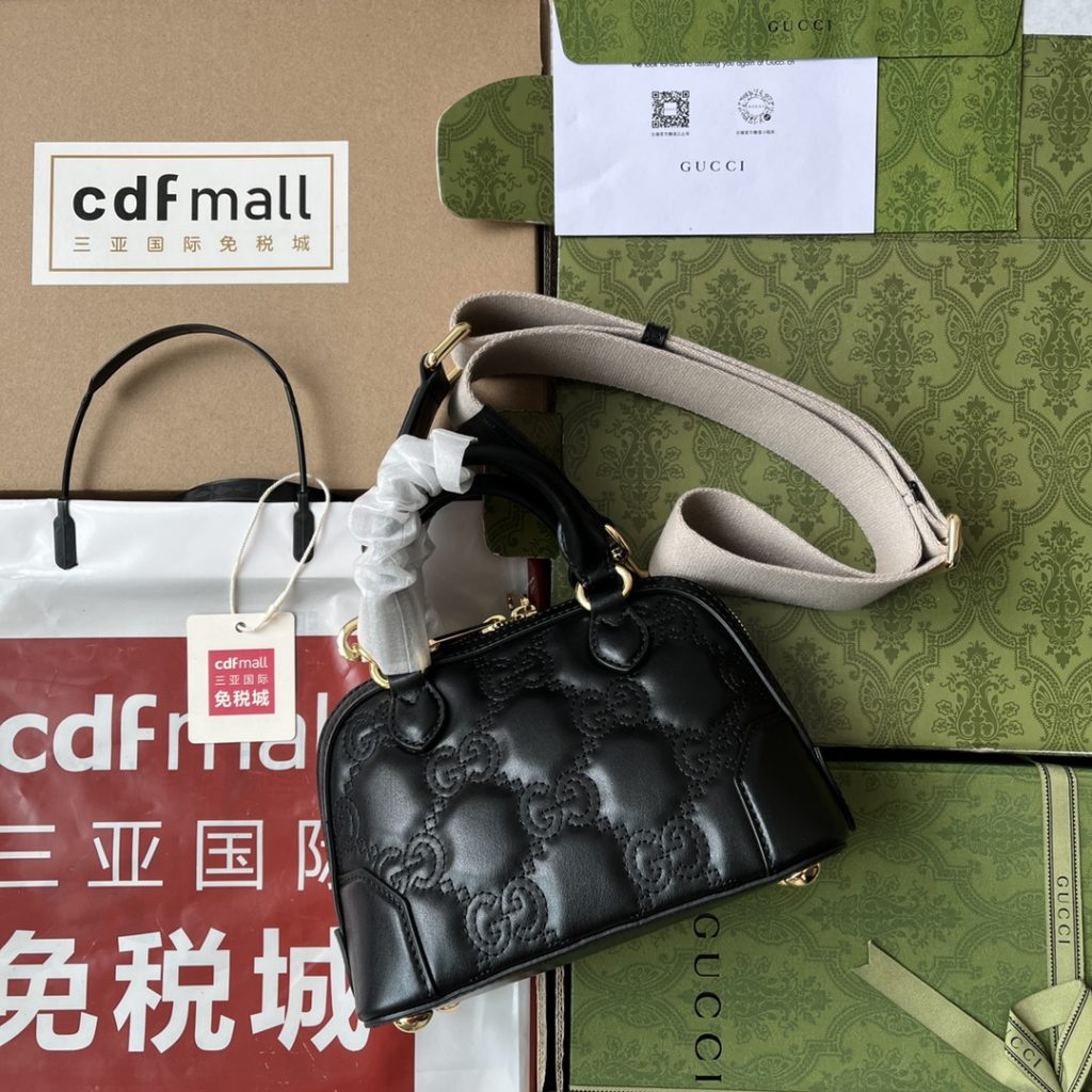 📣📣📣 [Original leather 🌈 (Cdfmall Sanya duty-free shop handbag] 🔥🔥 GG Matelasse leather handbag, UM8HG 1046 GG Matelasse leather annotates the brand's iconic materials with soft texture. The textured GG pattern vividly represents a series of handbags, including this black leather handbag. The front is decorated with double-G accessories to inject brand identity into the whole design. Black GG Matelass é leather, gold adjustable accessories cotton lining, double G top handle (6.5cm high) detachable shoulder strap (47cm high) zipper closure. Model: 727793. Size: 19 (W) x 13 (H) x 10cm (D) Color: black/embossed G original leather.