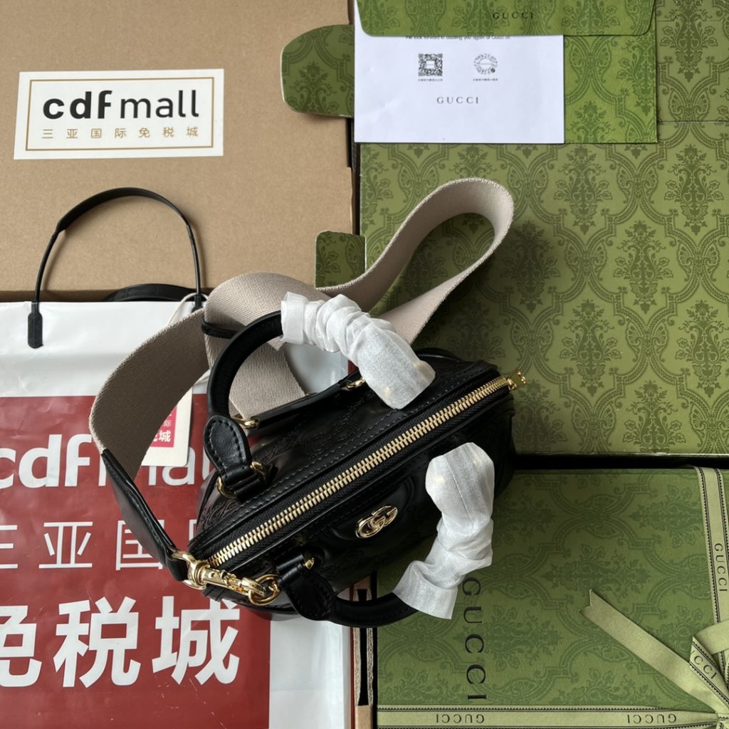 📣📣📣 [Original leather 🌈 (Cdfmall Sanya duty-free shop handbag] 🔥🔥 GG Matelasse leather handbag, UM8HG 1046 GG Matelasse leather annotates the brand's iconic materials with soft texture. The textured GG pattern vividly represents a series of handbags, including this black leather handbag. The front is decorated with double-G accessories to inject brand identity into the whole design. Black GG Matelass é leather, gold adjustable accessories cotton lining, double G top handle (6.5cm high) detachable shoulder strap (47cm high) zipper closure. Model: 727793. Size: 19 (W) x 13 (H) x 10cm (D) Color: black/embossed G original leather.