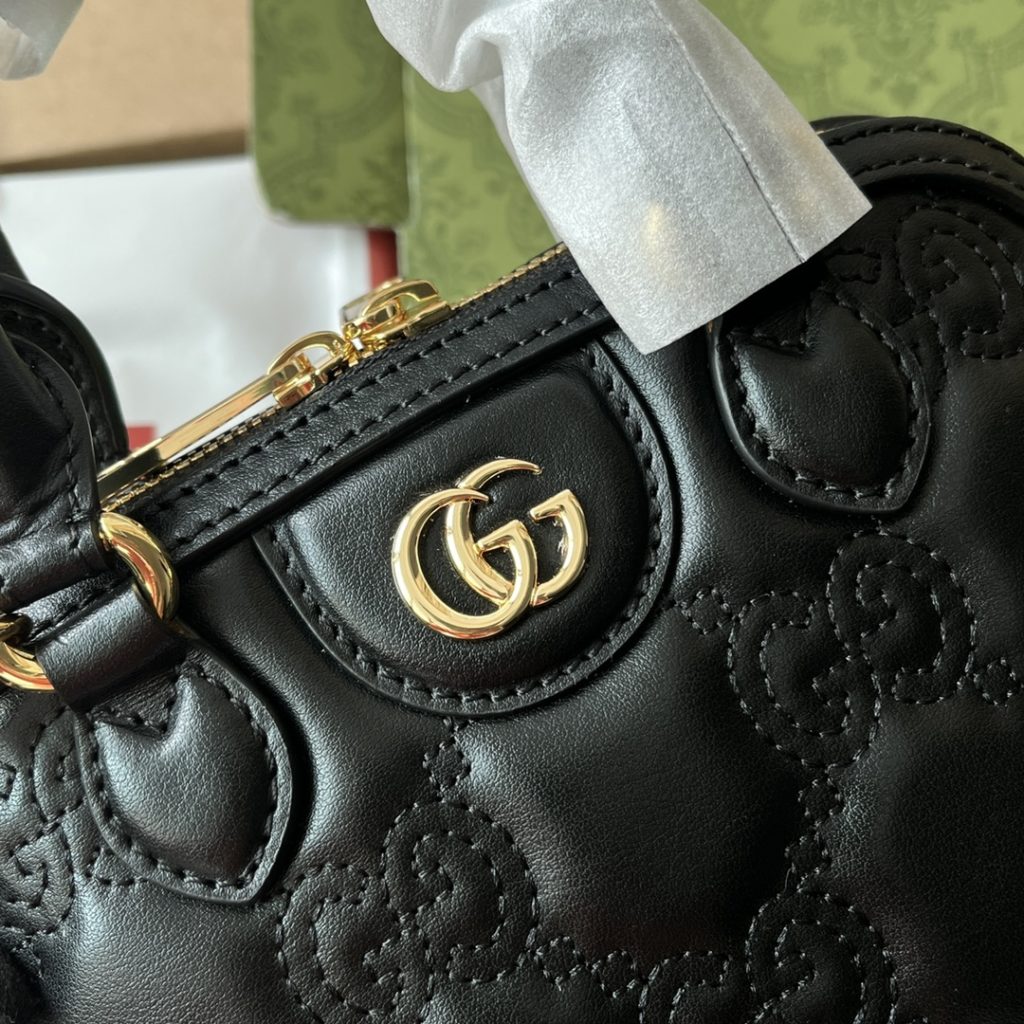 📣📣📣 [Original leather 🌈 (Cdfmall Sanya duty-free shop handbag] 🔥🔥 GG Matelasse leather handbag, UM8HG 1046 GG Matelasse leather annotates the brand's iconic materials with soft texture. The textured GG pattern vividly represents a series of handbags, including this black leather handbag. The front is decorated with double-G accessories to inject brand identity into the whole design. Black GG Matelass é leather, gold adjustable accessories cotton lining, double G top handle (6.5cm high) detachable shoulder strap (47cm high) zipper closure. Model: 727793. Size: 19 (W) x 13 (H) x 10cm (D) Color: black/embossed G original leather.