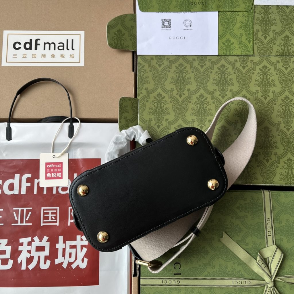 📣📣📣 [Original leather 🌈 (Cdfmall Sanya duty-free shop handbag] 🔥🔥 GG Matelasse leather handbag, UM8HG 1046 GG Matelasse leather annotates the brand's iconic materials with soft texture. The textured GG pattern vividly represents a series of handbags, including this black leather handbag. The front is decorated with double-G accessories to inject brand identity into the whole design. Black GG Matelass é leather, gold adjustable accessories cotton lining, double G top handle (6.5cm high) detachable shoulder strap (47cm high) zipper closure. Model: 727793. Size: 19 (W) x 13 (H) x 10cm (D) Color: black/embossed G original leather.