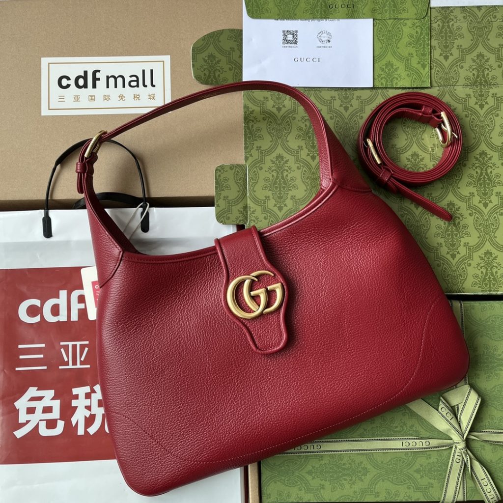 [Original leather 🌈 (Cdfmall Sanya duty-free shop handbag] 🔥🔥 The (Gucci Cosmogone) series was unveiled at the historic Monte Castle in Italy. On the show, aesthetic elements of different times and different geographical locations complement each other, linking the past with the present. This new crescent-shaped shoulder bag is one of the show items. Inspired by the brand collection elements, it is made of soft leather and decorated with the double-G logo that appeared in the 1970s. Model: 726274. Size: 39 * 38 * 2. Color: black linen.