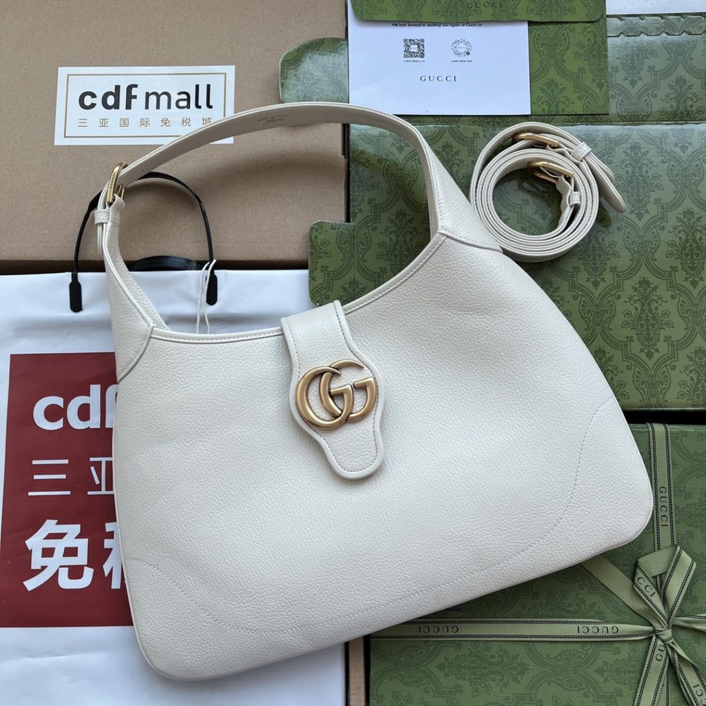 [Original leather 🌈 (Cdfmall Sanya duty-free shop handbag] 🔥🔥 The (Gucci Cosmogone) series was unveiled at the historic Monte Castle in Italy. On the show, aesthetic elements of different times and different geographical locations complement each other, linking the past with the present. This new crescent-shaped shoulder bag is one of the show items. Inspired by the brand collection elements, it is made of soft leather and decorated with the double-G logo that appeared in the 1970s. Model: 726274. Size: 39 * 38 * 2. Color: black linen.