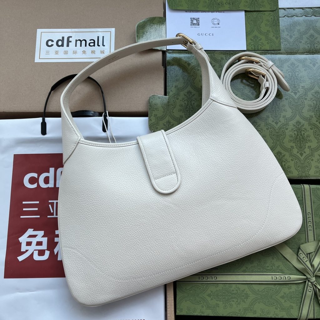 [Original leather 🌈 (Cdfmall Sanya duty-free shop handbag] 🔥🔥 The (Gucci Cosmogone) series was unveiled at the historic Monte Castle in Italy. On the show, aesthetic elements of different times and different geographical locations complement each other, linking the past with the present. This new crescent-shaped shoulder bag is one of the show items. Inspired by the brand collection elements, it is made of soft leather and decorated with the double-G logo that appeared in the 1970s. Model: 726274. Size: 39 * 38 * 2. Color: black linen.