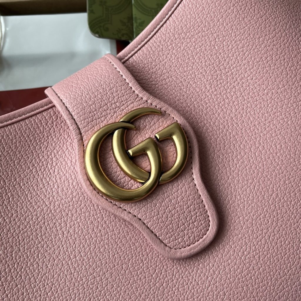 [Original leather 🌈 (Cdfmall Sanya duty-free shop handbag] 🔥🔥 The (Gucci Cosmogone) series was unveiled at the historic Monte Castle in Italy. On the show, aesthetic elements of different times and different geographical locations complement each other, linking the past with the present. This new crescent-shaped shoulder bag is one of the show items. Inspired by the brand collection elements, it is made of soft leather and decorated with the double-G logo that appeared in the 1970s. Model: 726274. Size: 39 * 38 * 2. Color: black linen.