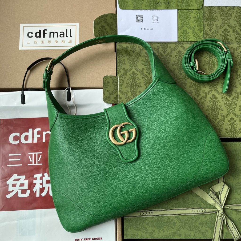 [Original leather 🌈 (Cdfmall Sanya duty-free shop handbag] 🔥🔥 The (Gucci Cosmogone) series was unveiled at the historic Monte Castle in Italy. On the show, aesthetic elements of different times and different geographical locations complement each other, linking the past with the present. This new crescent-shaped shoulder bag is one of the show items. Inspired by the brand collection elements, it is made of soft leather and decorated with the double-G logo that appeared in the 1970s. Model: 726274. Size: 39 * 38 * 2. Color: black linen.