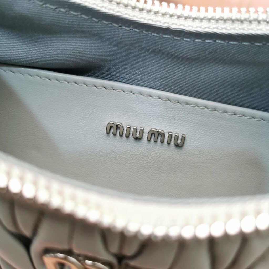 The new season Miu Miu crystal chain accessories series handbags are made of the iconic Matelasse embroidered lambskin material. The Miu family has a unique design. The gorgeous shoulder strap decorated with imitation crystal shows its unique characteristics. The bag design shows a refined and elegant style. The front side is decorated with metal lettering logo, zippered closure satin and soft sheep leather pocket is 16.5cm high, 21cm wide, 5.5 cm high