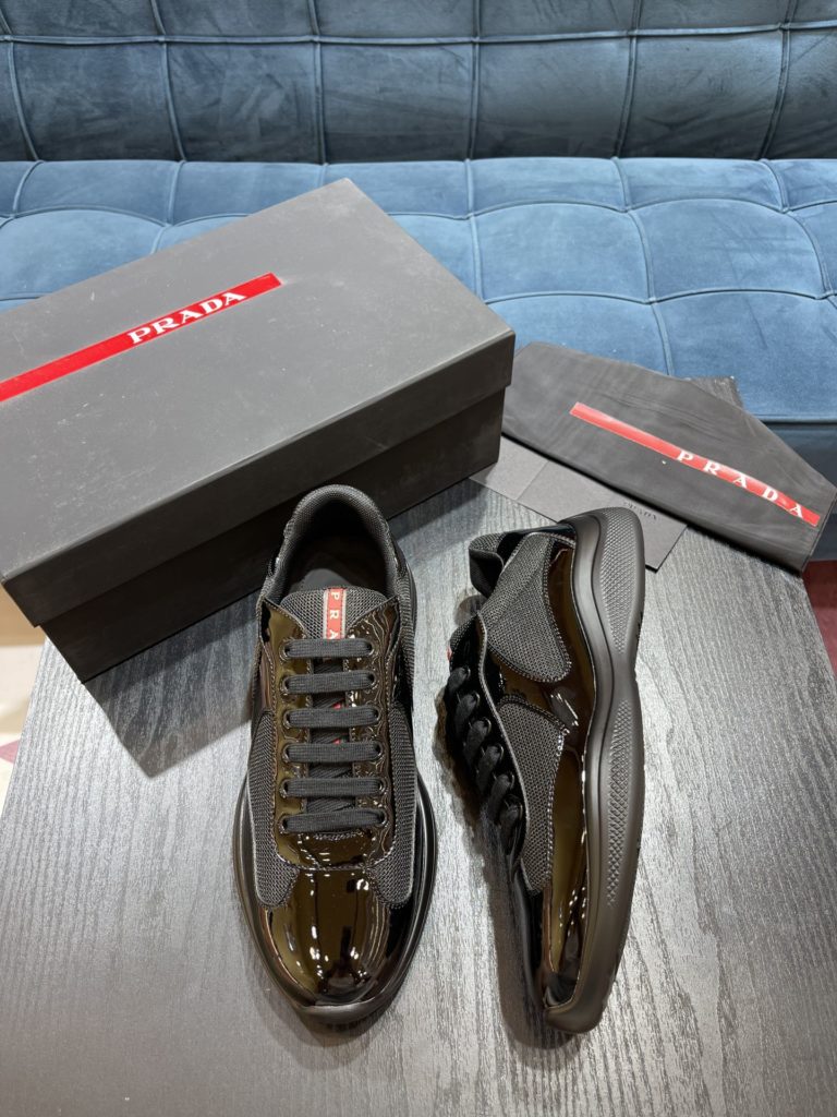 Prada America's Cup Shoe This metallic sneaker is equipped with a lightweight and soft rubber sole, which is comfortable to wear and easy to move. Upper: patent leather, polyamide fiber material metal texture 3cm TPU suction foam sole P450 Size 39-44 (38.45.46.47 customized)