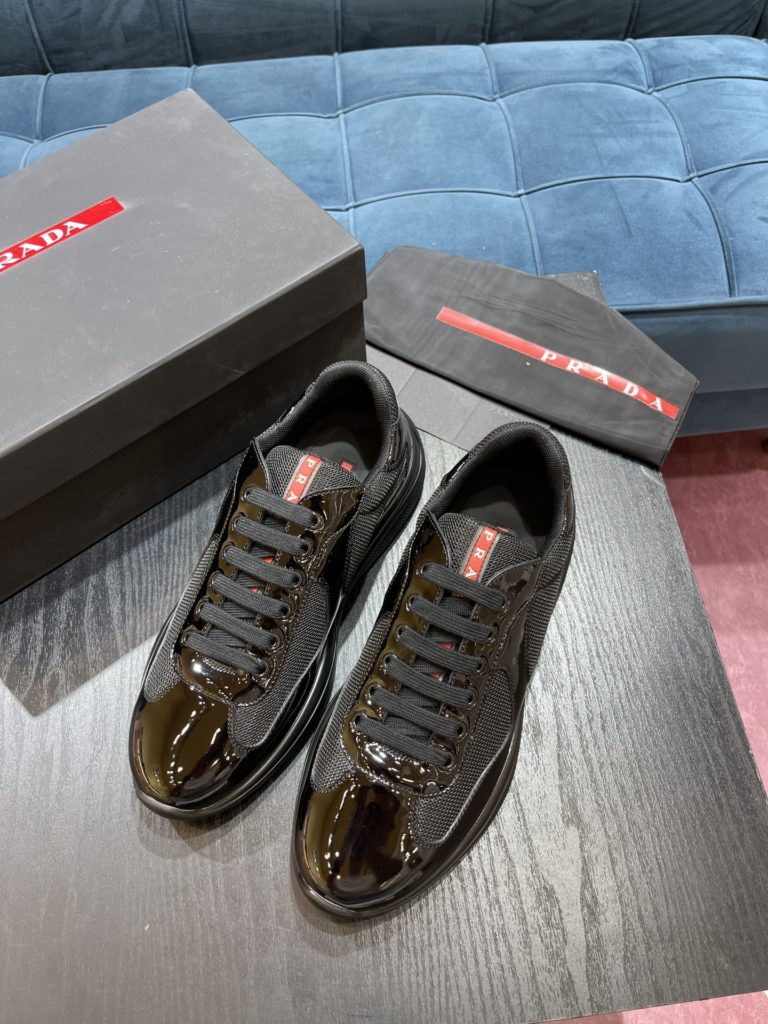 Prada America's Cup Shoe This metallic sneaker is equipped with a lightweight and soft rubber sole, which is comfortable to wear and easy to move. Upper: patent leather, polyamide fiber material metal texture 3cm TPU suction foam sole P450 Size 39-44 (38.45.46.47 customized)