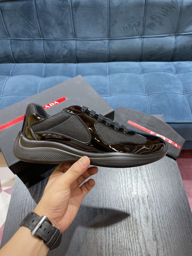 Prada America's Cup Shoe This metallic sneaker is equipped with a lightweight and soft rubber sole, which is comfortable to wear and easy to move. Upper: patent leather, polyamide fiber material metal texture 3cm TPU suction foam sole P450 Size 39-44 (38.45.46.47 customized)