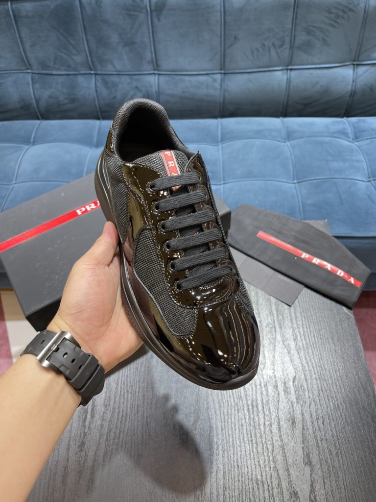 Prada America's Cup Shoe This metallic sneaker is equipped with a lightweight and soft rubber sole, which is comfortable to wear and easy to move. Upper: patent leather, polyamide fiber material metal texture 3cm TPU suction foam sole P450 Size 39-44 (38.45.46.47 customized)