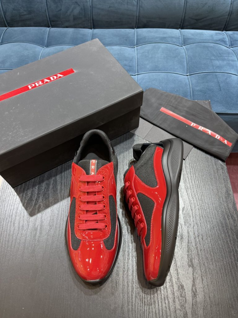 Prada America's Cup Shoe This metallic sneaker is equipped with a lightweight and soft rubber sole, which is comfortable to wear and easy to move. Upper: patent leather, polyamide fiber material metal texture 3cm TPU suction foam sole P450 Size 39-44 (38.45.46.47 customized)