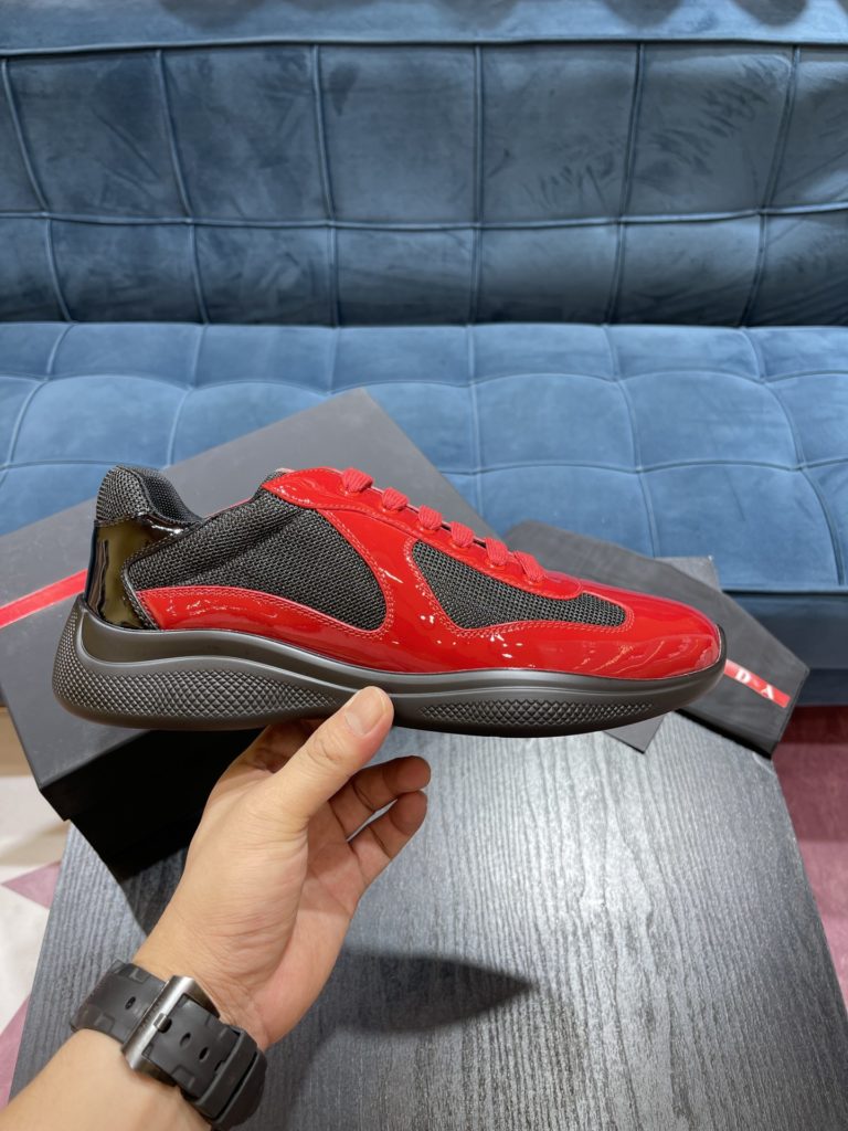 Prada America's Cup Shoe This metallic sneaker is equipped with a lightweight and soft rubber sole, which is comfortable to wear and easy to move. Upper: patent leather, polyamide fiber material metal texture 3cm TPU suction foam sole P450 Size 39-44 (38.45.46.47 customized)