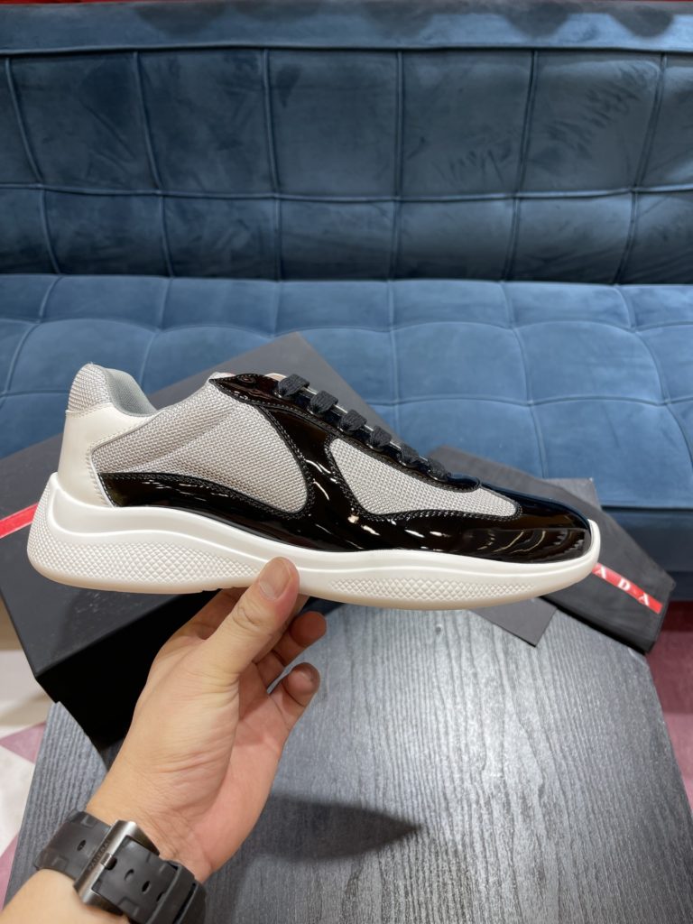 Prada America's Cup Shoe This metallic sneaker is equipped with a lightweight and soft rubber sole, which is comfortable to wear and easy to move. Upper: patent leather, polyamide fiber material metal texture 3cm TPU suction foam sole P450 Size 39-44 (38.45.46.47 customized)