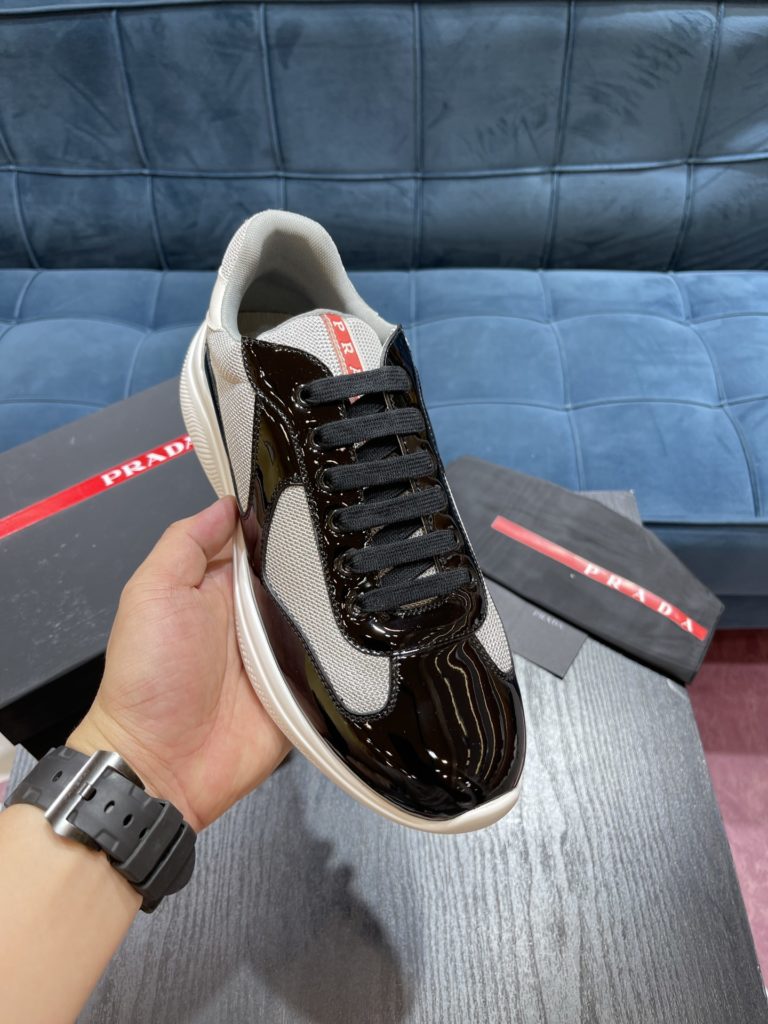 Prada America's Cup Shoe This metallic sneaker is equipped with a lightweight and soft rubber sole, which is comfortable to wear and easy to move. Upper: patent leather, polyamide fiber material metal texture 3cm TPU suction foam sole P450 Size 39-44 (38.45.46.47 customized)