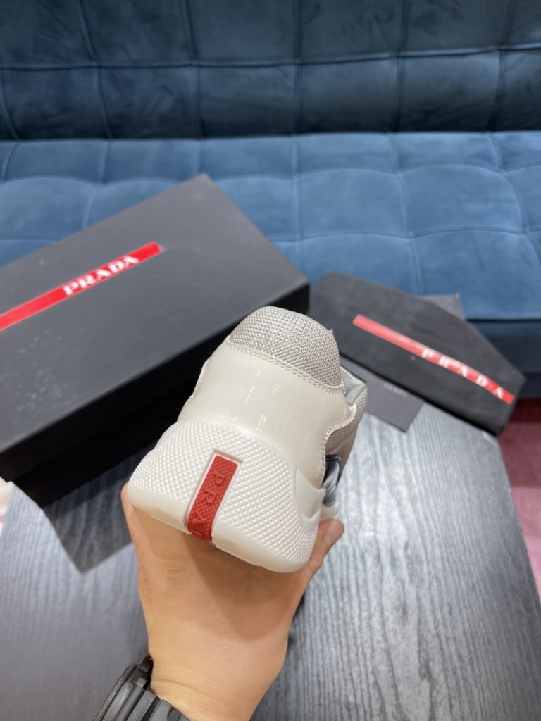 Prada America's Cup Shoe This metallic sneaker is equipped with a lightweight and soft rubber sole, which is comfortable to wear and easy to move. Upper: patent leather, polyamide fiber material metal texture 3cm TPU suction foam sole P450 Size 39-44 (38.45.46.47 customized)