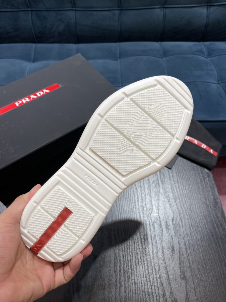 Prada America's Cup Shoe This metallic sneaker is equipped with a lightweight and soft rubber sole, which is comfortable to wear and easy to move. Upper: patent leather, polyamide fiber material metal texture 3cm TPU suction foam sole P450 Size 39-44 (38.45.46.47 customized)