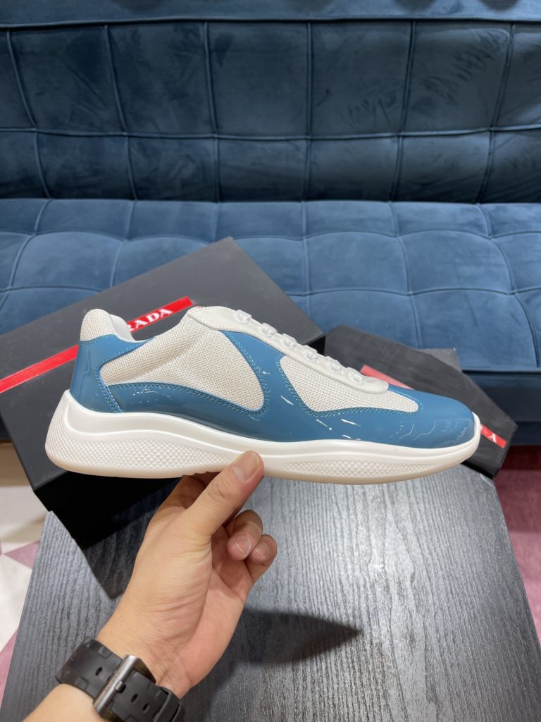 Prada America's Cup Shoe This metallic sneaker is equipped with a lightweight and soft rubber sole, which is comfortable to wear and easy to move. Upper: patent leather, polyamide fiber material metal texture 3cm TPU suction foam sole P450 Size 39-44 (38.45.46.47 customized)