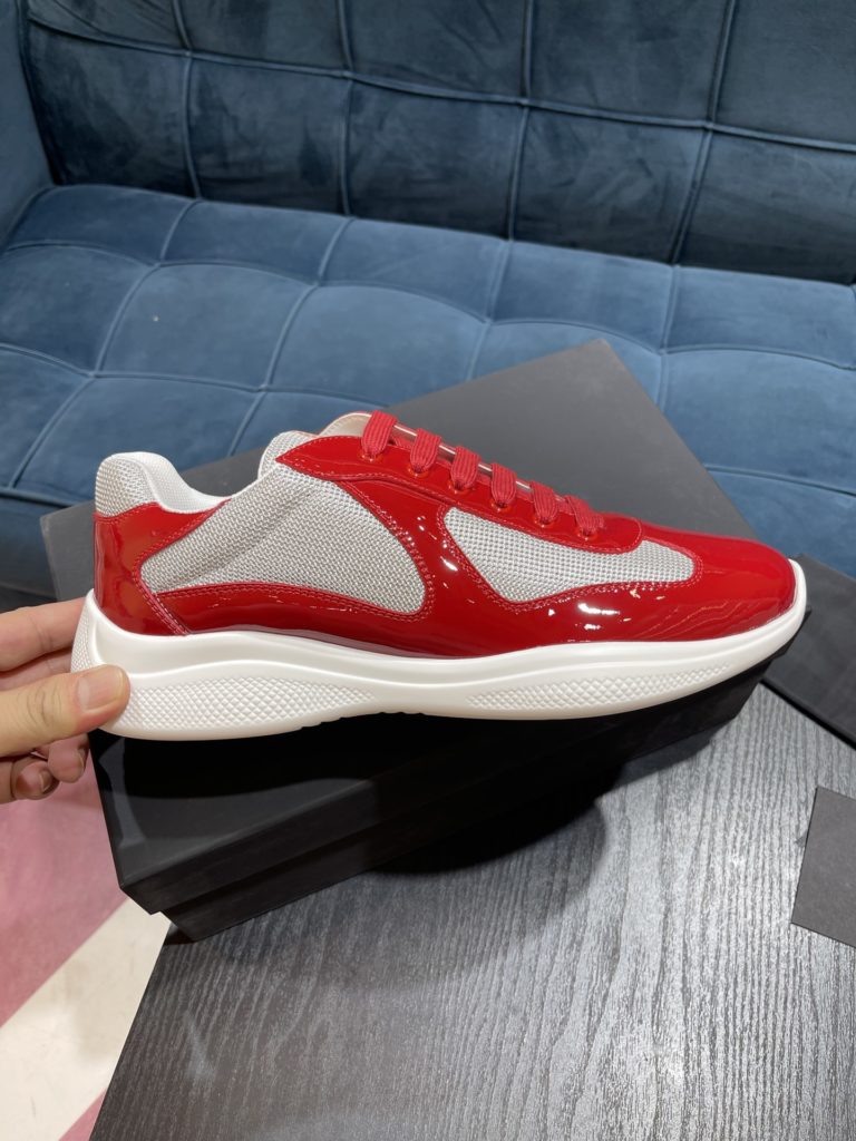 Prada America's Cup Shoe This metallic sneaker is equipped with a lightweight and soft rubber sole, which is comfortable to wear and easy to move. Upper: patent leather, polyamide fiber material metal texture 3cm TPU suction foam sole P450 Size 39-44 (38.45.46.47 customized)