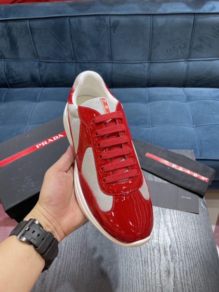 Prada America's Cup Shoe This metallic sneaker is equipped with a lightweight and soft rubber sole, which is comfortable to wear and easy to move. Upper: patent leather, polyamide fiber material metal texture 3cm TPU suction foam sole P450 Size 39-44 (38.45.46.47 customized)