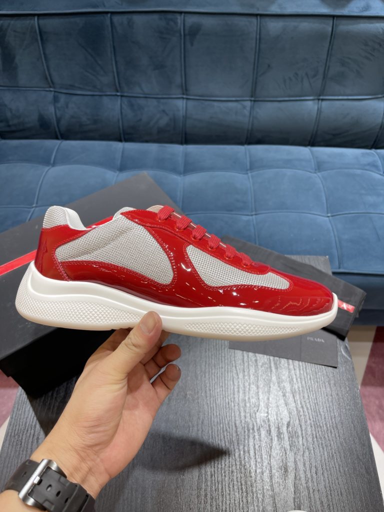 Prada America's Cup Shoe This metallic sneaker is equipped with a lightweight and soft rubber sole, which is comfortable to wear and easy to move. Upper: patent leather, polyamide fiber material metal texture 3cm TPU suction foam sole P450 Size 39-44 (38.45.46.47 customized)