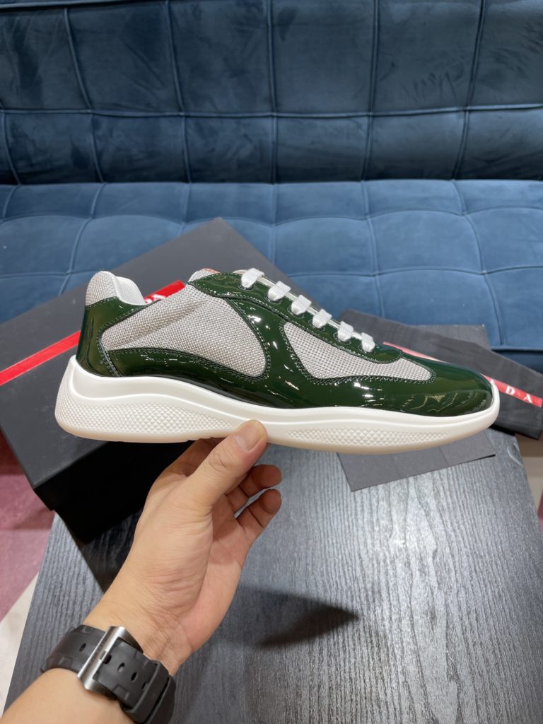 Prada America's Cup Shoe This metallic sneaker is equipped with a lightweight and soft rubber sole, which is comfortable to wear and easy to move. Upper: patent leather, polyamide fiber material metal texture 3cm TPU suction foam sole P450 Size 39-44 (38.45.46.47 customized)