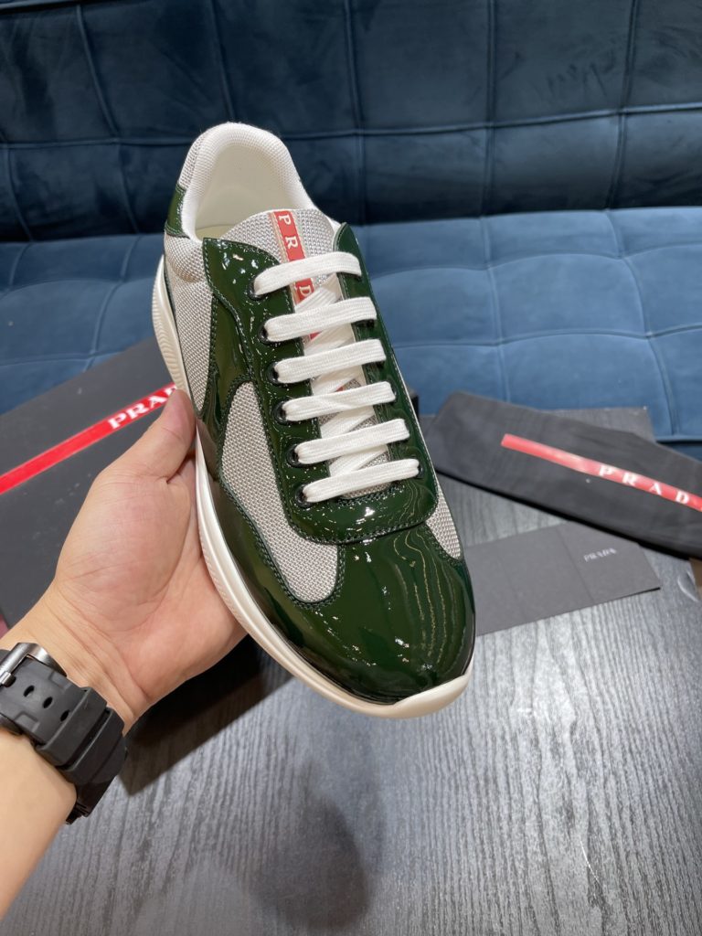 Prada America's Cup Shoe This metallic sneaker is equipped with a lightweight and soft rubber sole, which is comfortable to wear and easy to move. Upper: patent leather, polyamide fiber material metal texture 3cm TPU suction foam sole P450 Size 39-44 (38.45.46.47 customized)