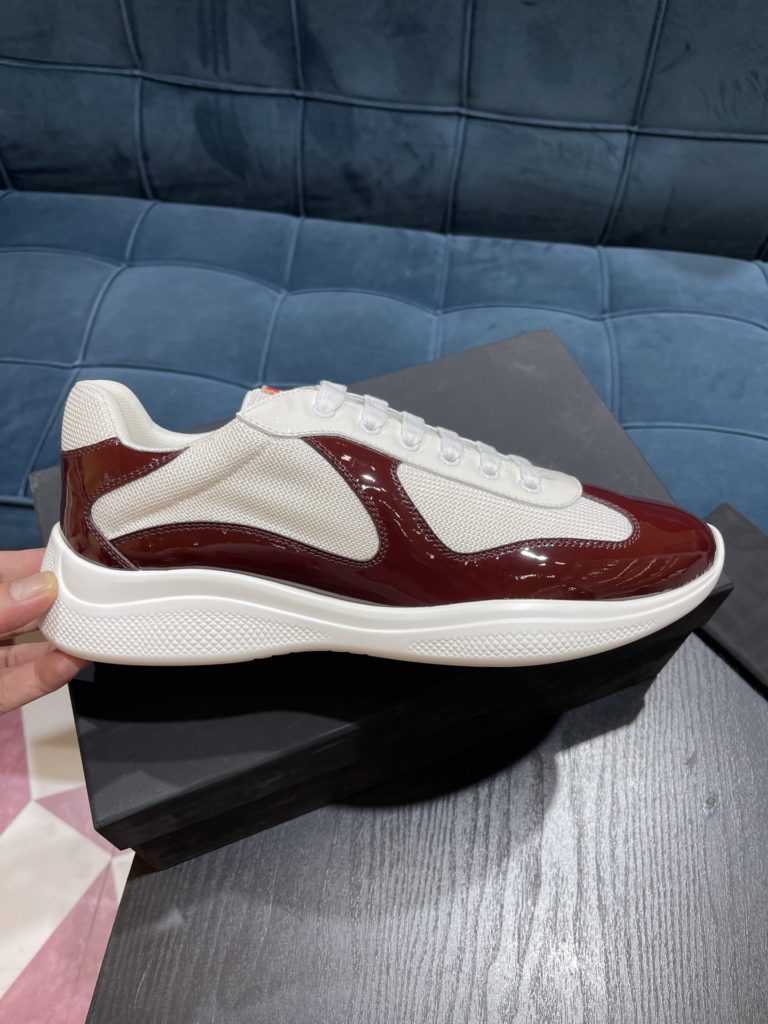 Prada America's Cup Shoe This metallic sneaker is equipped with a lightweight and soft rubber sole, which is comfortable to wear and easy to move. Upper: patent leather, polyamide fiber material metal texture 3cm TPU suction foam sole P450 Size 39-44 (38.45.46.47 customized)