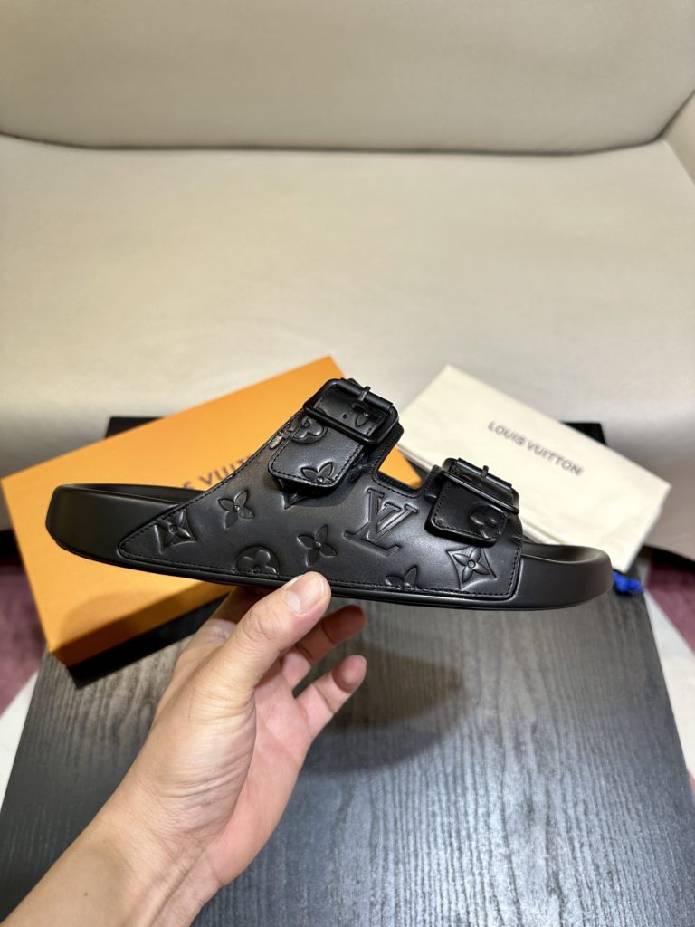 LV Louis Vuitton sandals luxury men's slippers, 1:1 high-end quality, original material, relaxed and comfortable casual sunshine, the highest version of high-quality boutiques, must be entered in summer! Size：38-46