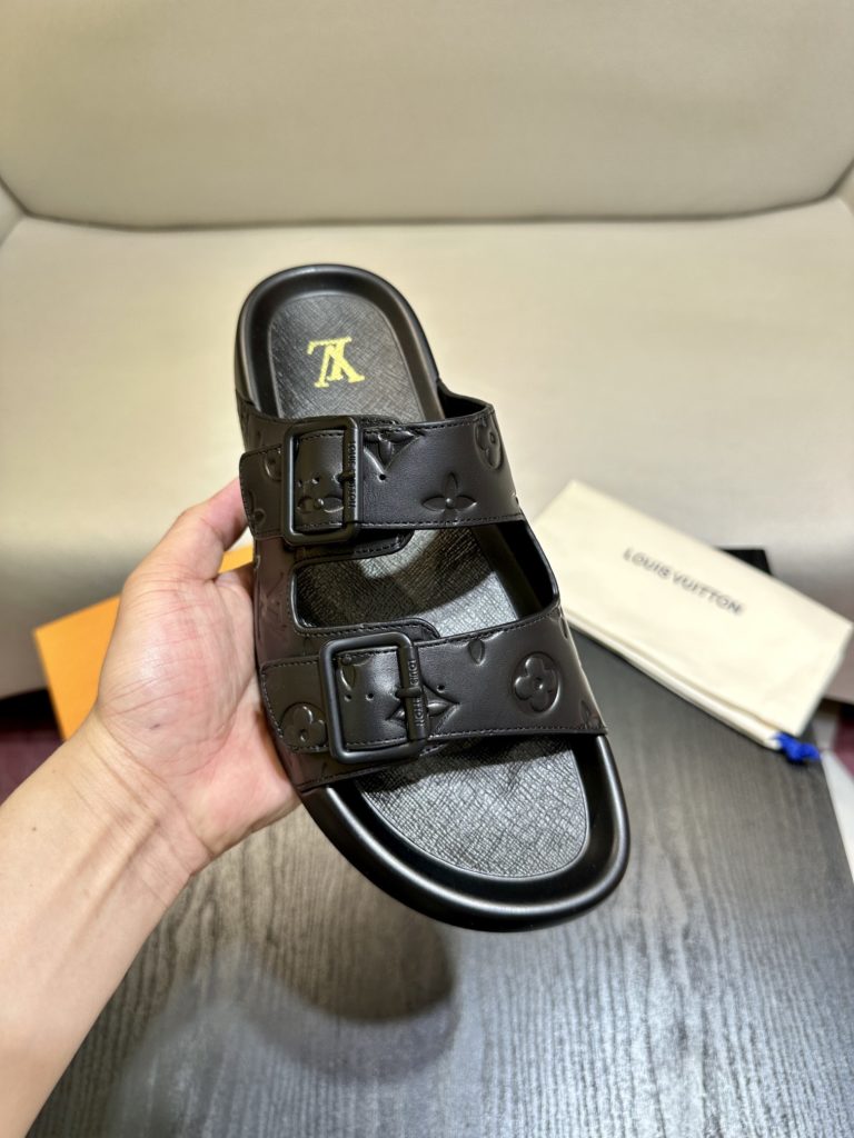 LV Louis Vuitton sandals luxury men's slippers, 1:1 high-end quality, original material, relaxed and comfortable casual sunshine, the highest version of high-quality boutiques, must be entered in summer! Size：38-46