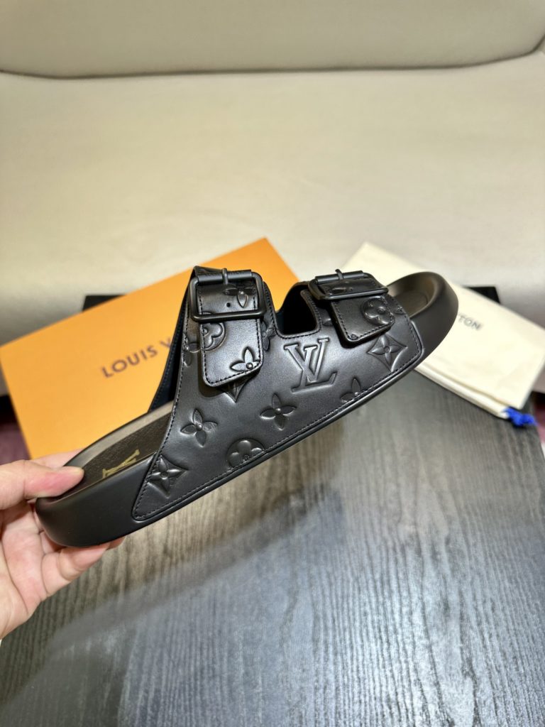 LV Louis Vuitton sandals luxury men's slippers, 1:1 high-end quality, original material, relaxed and comfortable casual sunshine, the highest version of high-quality boutiques, must be entered in summer! Size：38-46