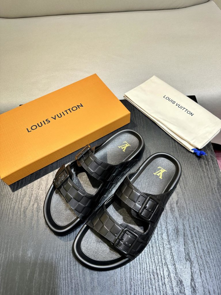 LV Louis Vuitton sandals luxury men's slippers, 1:1 high-end quality, original material, relaxed and comfortable casual sunshine, the highest version of high-quality boutiques, must be entered in summer! Size：38-46