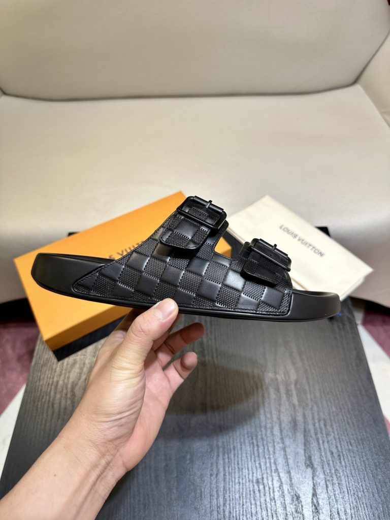 LV Louis Vuitton sandals luxury men's slippers, 1:1 high-end quality, original material, relaxed and comfortable casual sunshine, the highest version of high-quality boutiques, must be entered in summer! Size：38-46