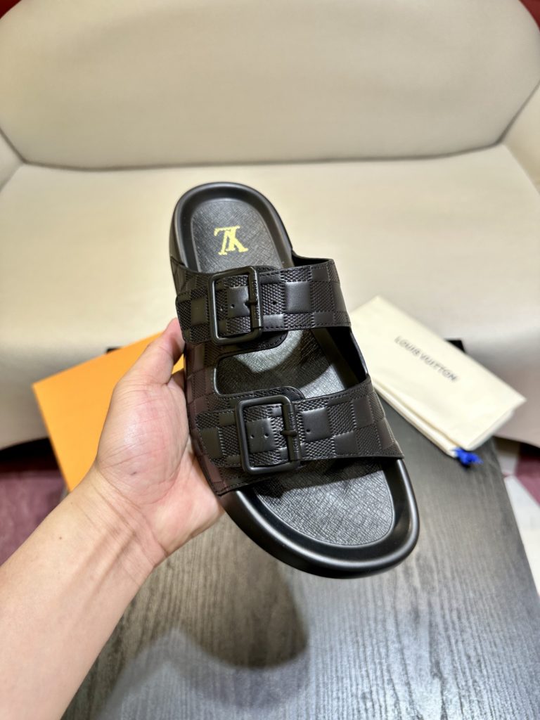 LV Louis Vuitton sandals luxury men's slippers, 1:1 high-end quality, original material, relaxed and comfortable casual sunshine, the highest version of high-quality boutiques, must be entered in summer! Size：38-46