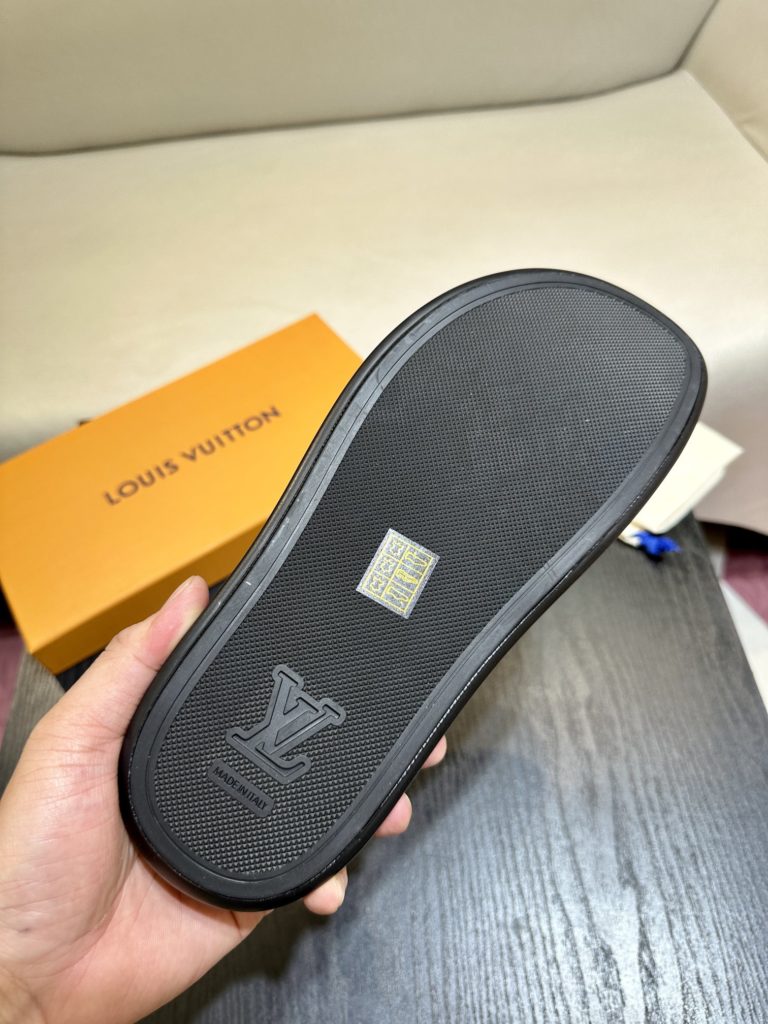 LV Louis Vuitton sandals luxury men's slippers, 1:1 high-end quality, original material, relaxed and comfortable casual sunshine, the highest version of high-quality boutiques, must be entered in summer! Size：38-46