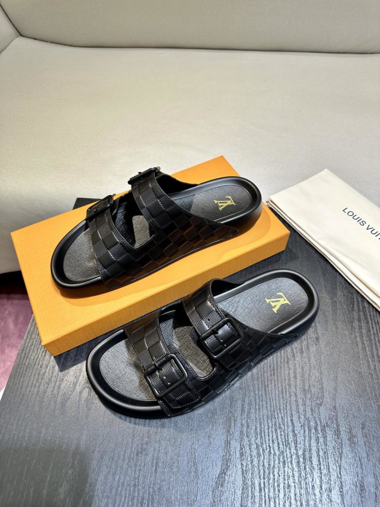 LV Louis Vuitton sandals luxury men's slippers, 1:1 high-end quality, original material, relaxed and comfortable casual sunshine, the highest version of high-quality boutiques, must be entered in summer! Size：38-46