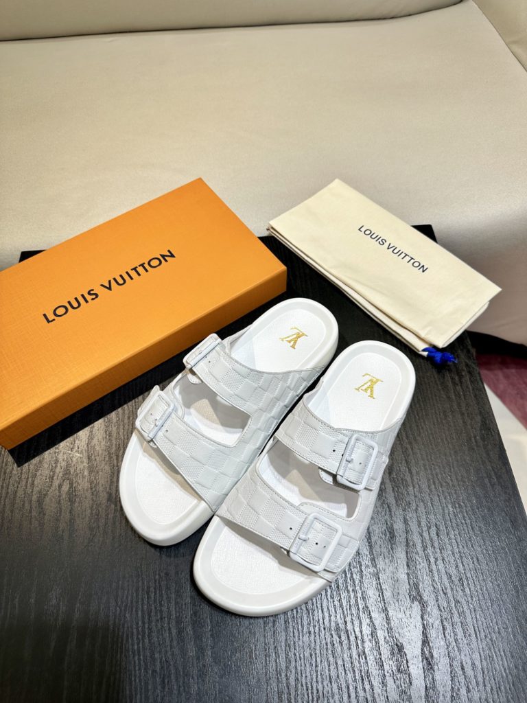 LV Louis Vuitton sandals luxury men's slippers, 1:1 high-end quality, original material, relaxed and comfortable casual sunshine, the highest version of high-quality boutiques, must be entered in summer! Size：38-46