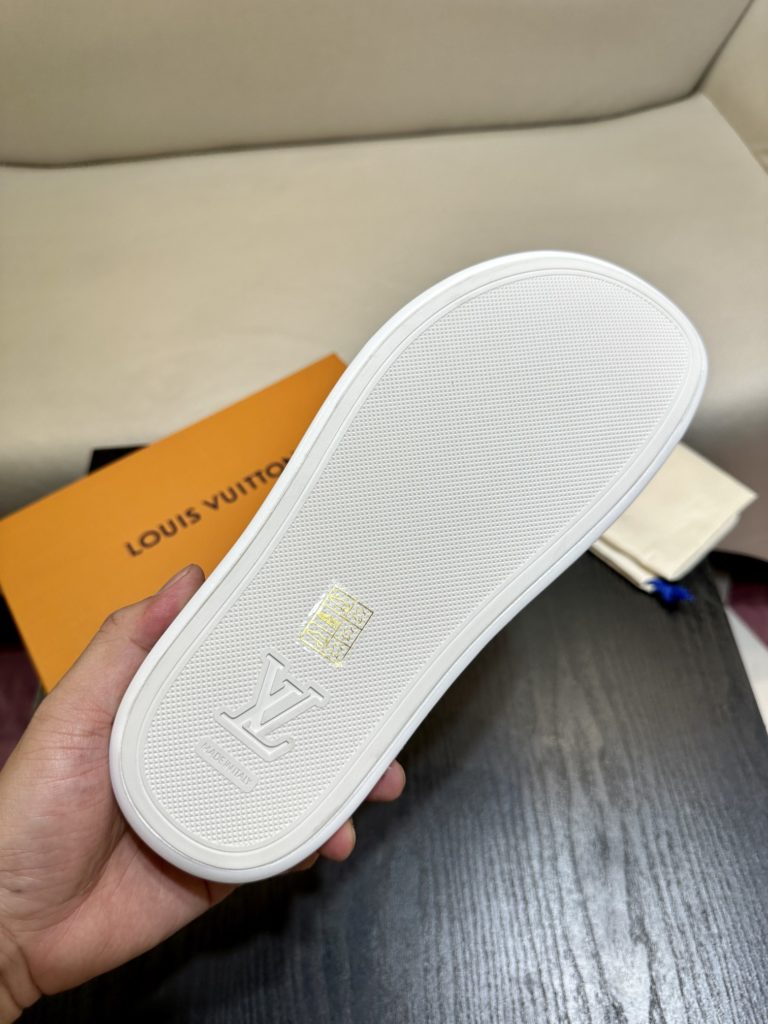 LV Louis Vuitton sandals luxury men's slippers, 1:1 high-end quality, original material, relaxed and comfortable casual sunshine, the highest version of high-quality boutiques, must be entered in summer! Size：38-46