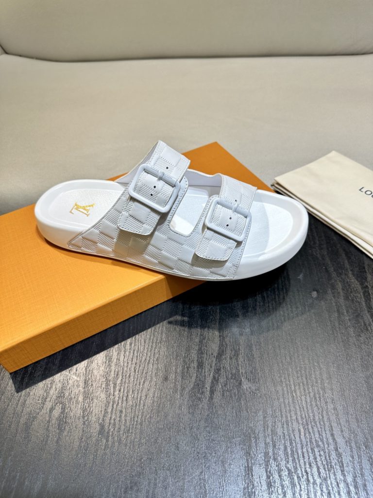 LV Louis Vuitton sandals luxury men's slippers, 1:1 high-end quality, original material, relaxed and comfortable casual sunshine, the highest version of high-quality boutiques, must be entered in summer! Size：38-46