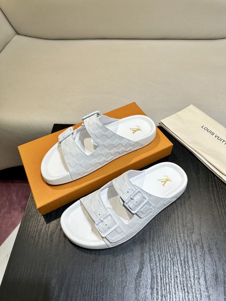 LV Louis Vuitton sandals luxury men's slippers, 1:1 high-end quality, original material, relaxed and comfortable casual sunshine, the highest version of high-quality boutiques, must be entered in summer! Size：38-46