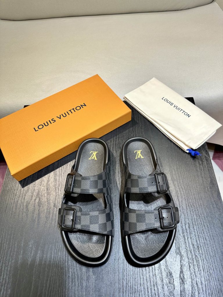 LV Louis Vuitton sandals luxury men's slippers, 1:1 high-end quality, original material, relaxed and comfortable casual sunshine, the highest version of high-quality boutiques, must be entered in summer! Size：38-46