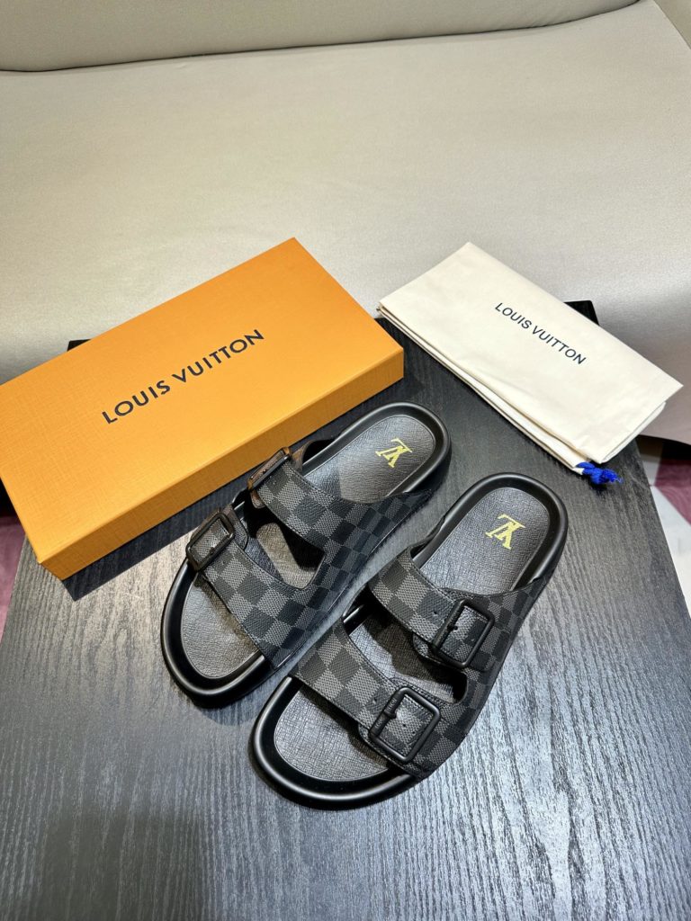 LV Louis Vuitton sandals luxury men's slippers, 1:1 high-end quality, original material, relaxed and comfortable casual sunshine, the highest version of high-quality boutiques, must be entered in summer! Size：38-46