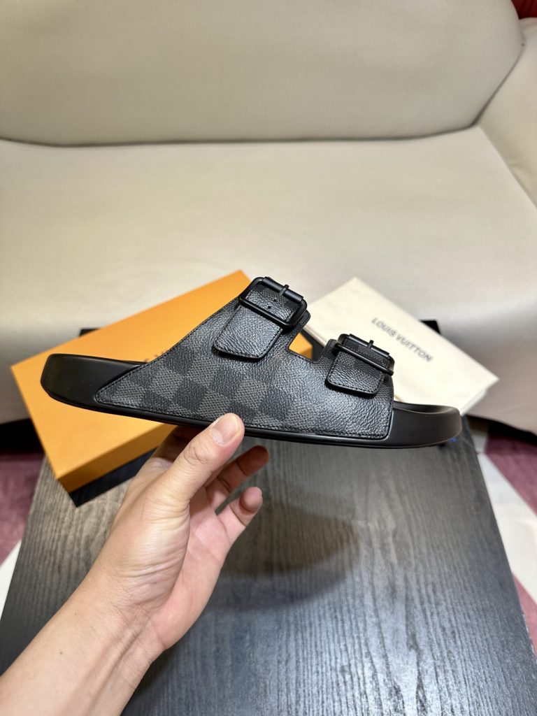 LV Louis Vuitton sandals luxury men's slippers, 1:1 high-end quality, original material, relaxed and comfortable casual sunshine, the highest version of high-quality boutiques, must be entered in summer! Size：38-46