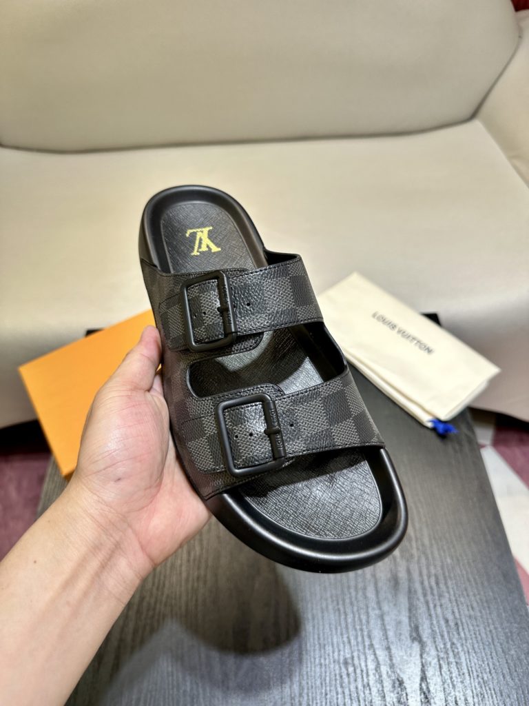 LV Louis Vuitton sandals luxury men's slippers, 1:1 high-end quality, original material, relaxed and comfortable casual sunshine, the highest version of high-quality boutiques, must be entered in summer! Size：38-46