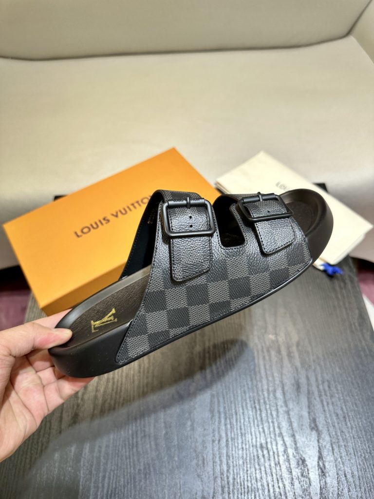 LV Louis Vuitton sandals luxury men's slippers, 1:1 high-end quality, original material, relaxed and comfortable casual sunshine, the highest version of high-quality boutiques, must be entered in summer! Size：38-46