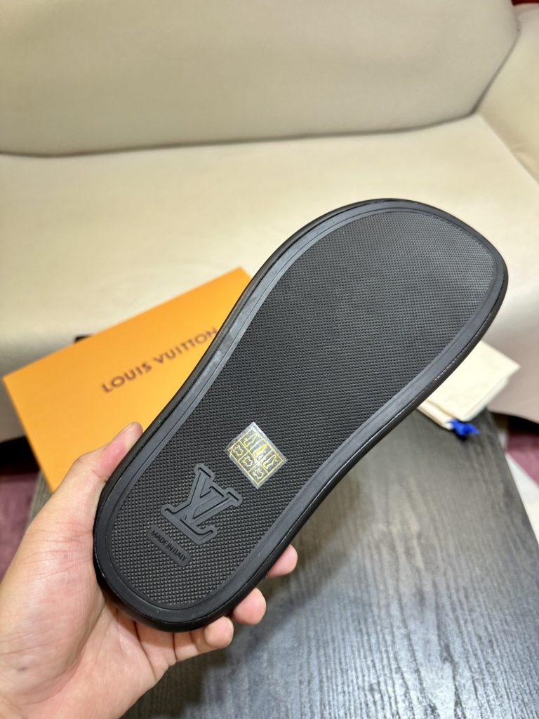 LV Louis Vuitton sandals luxury men's slippers, 1:1 high-end quality, original material, relaxed and comfortable casual sunshine, the highest version of high-quality boutiques, must be entered in summer! Size：38-46